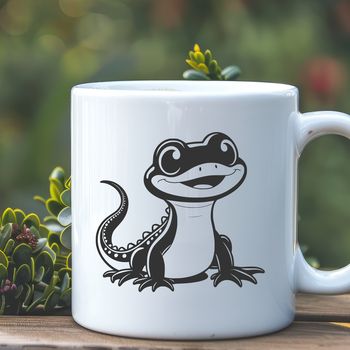 A digital illustration of a salamander, suitable for vector graphics and cutting machine projects.